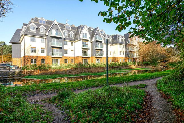 2 bed property, in Woking, £425,000