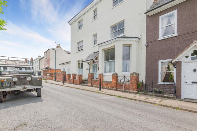 1 bed property, in High Street, £160,000