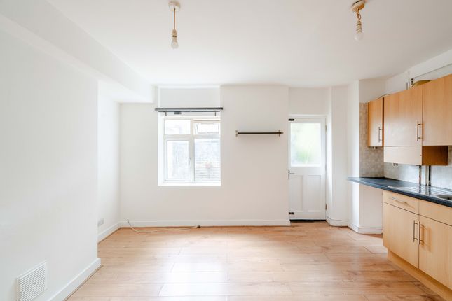 1 bed property, in Gwyn Street, £225,000