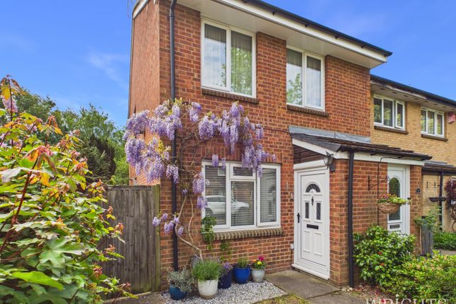 1 bed property, in Ramblers Way, £260,000