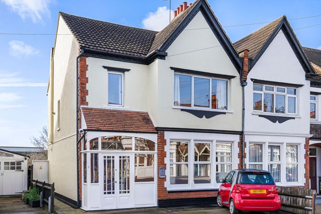 4 bed property, in Boscombe Road, £430,000