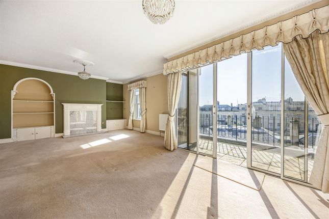 2 bed property, in Queens Parade, £375,000