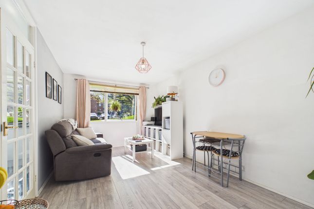 1 bed property, in Southcote Road, £170,000