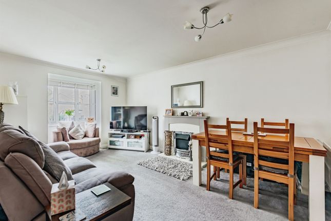 2 bed property, in Kingsfield Way, £270,000