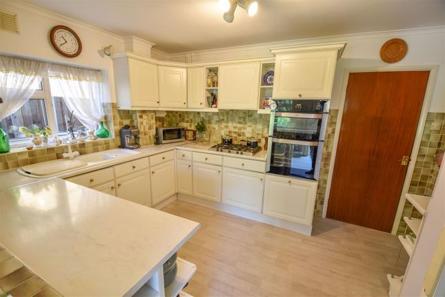 3 bed property, in Plovers Mead, £600,000