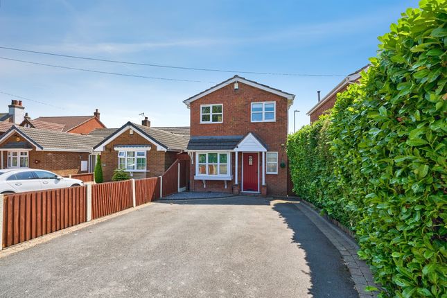 3 bed property, in Hunts Lane, £280,000