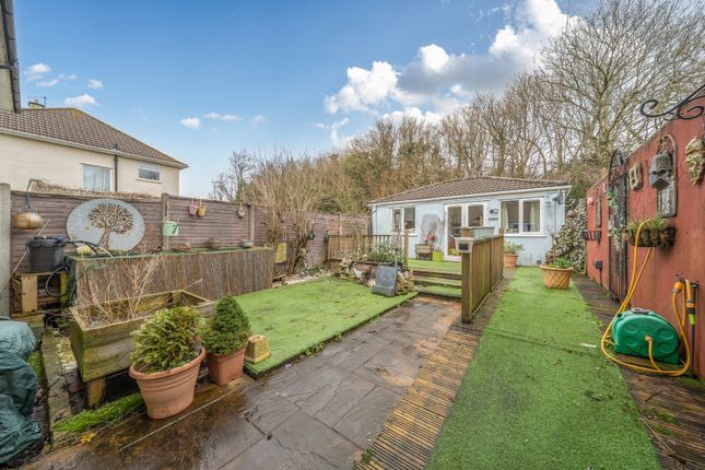 4 bed property, in Bishop Manor Road, £400,000