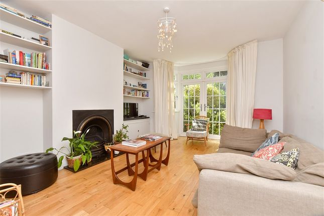 3 bed property, in Popes Grove, £650,000