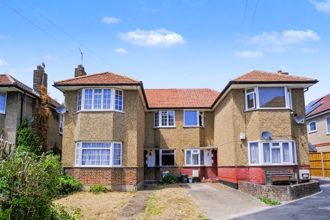 2 bed property, in Berkeley Close, £100,000
