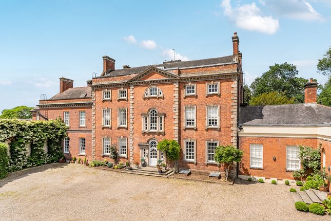 2 bed property, in Wolverley House, £275,000