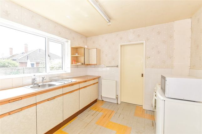 3 bed property, in Hooks Lane, £325,000