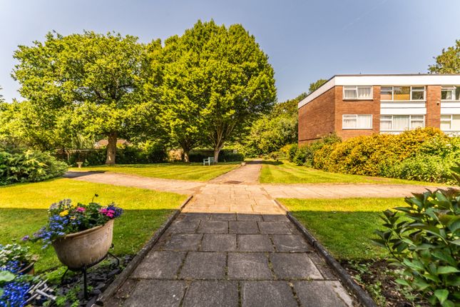 2 bed property, in St. Anthonys Court, £325,000