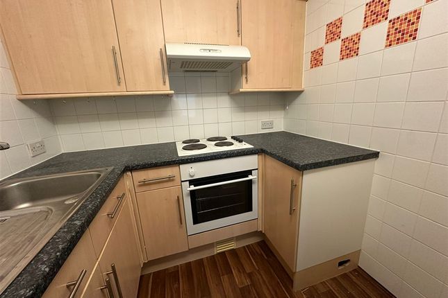 1 bed property, in Hunting Gate, £80,000