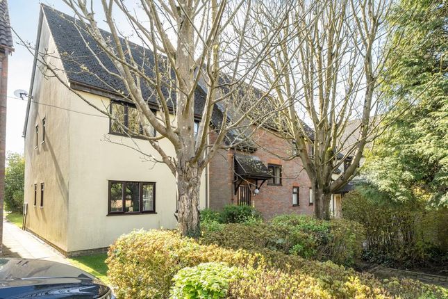 2 bed property, in Bovingdon, £240,000