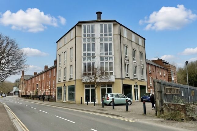 2 bed property, in Tanyard Way, £130,000