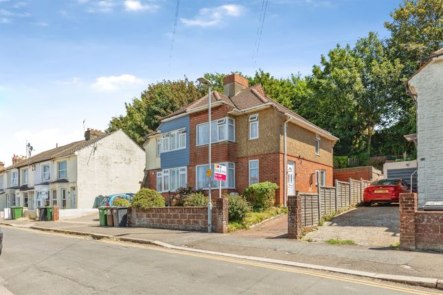 3 bed property, in Oakfield Road, £325,000