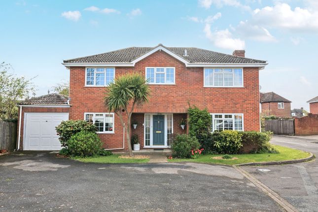 4 bed property, in The Paddock, £600,000