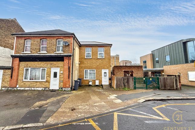 4 bed property, in Pears Road, £475,000