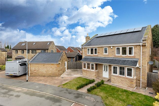 5 bed property, in Waterwood View, £675,000