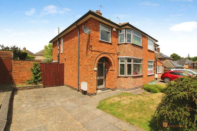 3 bed property, in Oakcroft Avenue, £280,000