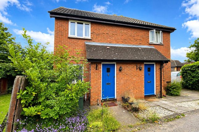 1 bed property, in Cusak Road, £235,000