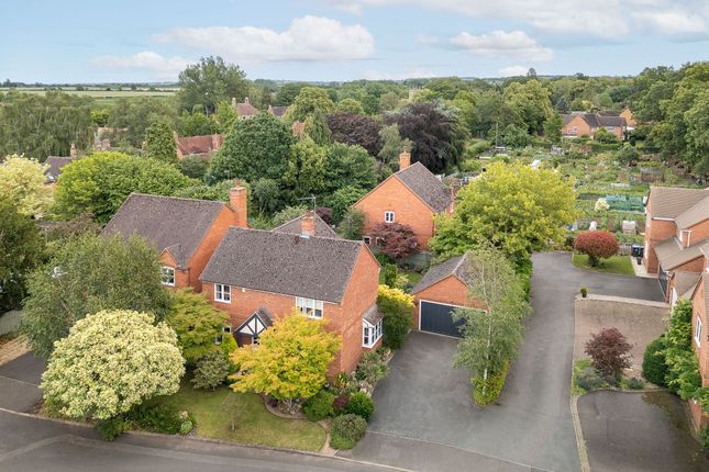 4 bed property, in Dighton Close, £575,000