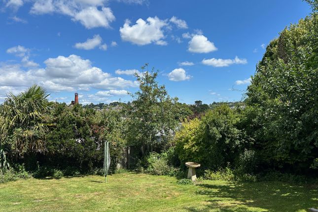 2 bed property, in Moat Hill, £440,000