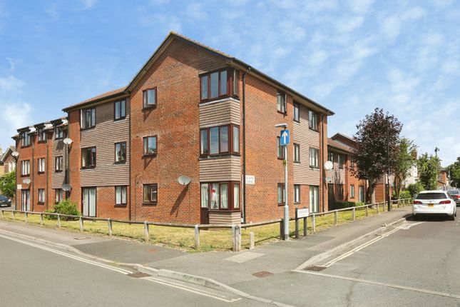 1 bed property, in Almond Road, £115,000