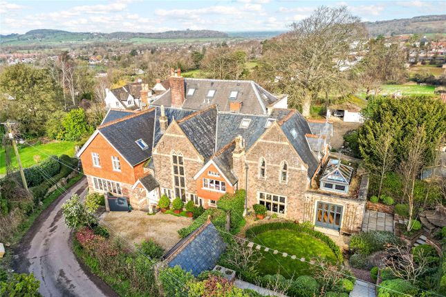 5 bed property, in Oakridge Lane, £795,000