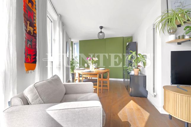 2 bed property, in Coppermill Heights, £400,000