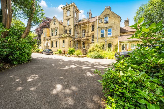 2 bed property, in Oakhill Road, £650,000