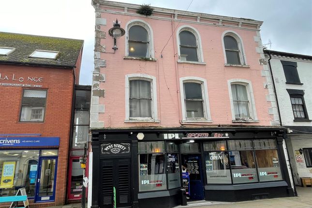 1 bed property, in West Street, £105,000