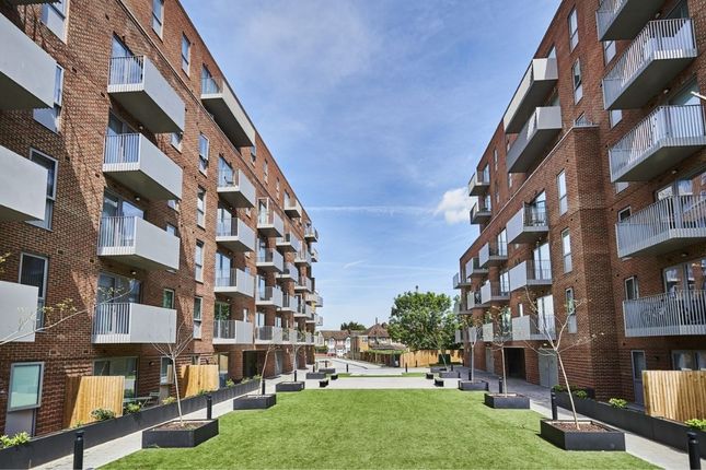 1 bed property, in Petersfield Avenue, £240,000