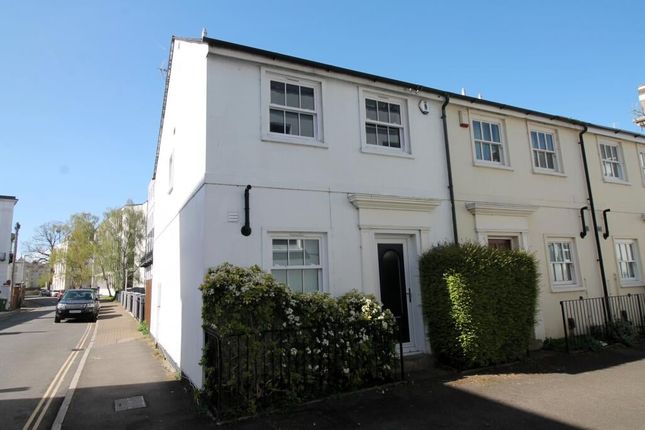 2 bed property, in Wellington Street, £345,000