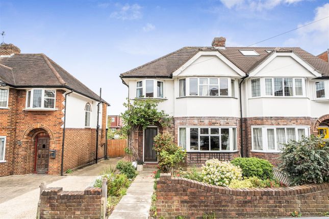 3 bed property, in Pembroke Avenue, £725,000