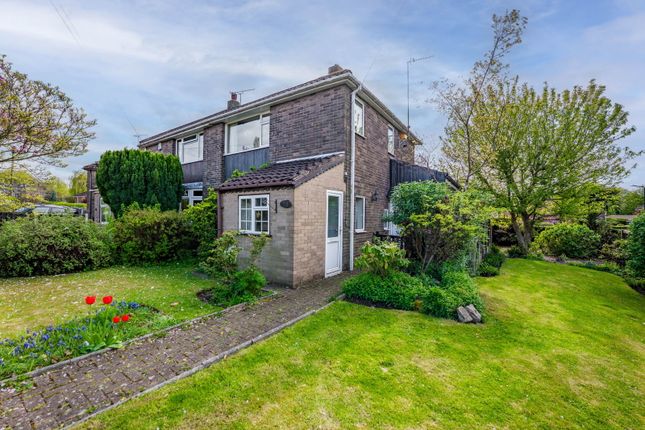 2 bed property, in Warren Road, £240,000