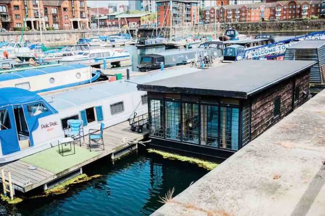 1 bed property, in Coburg Wharf, £90,000