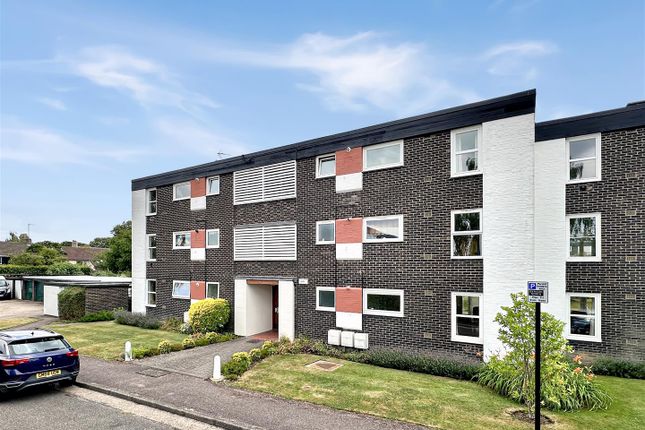 2 bed property, in Sherlock Close, £325,000