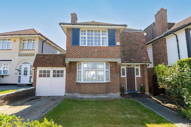 3 bed property, in The Ridgeway, £950,000