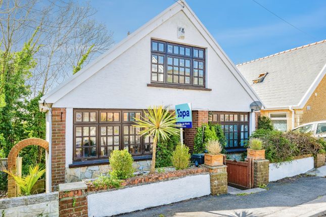 2 bed property, in Old Road, £180,000