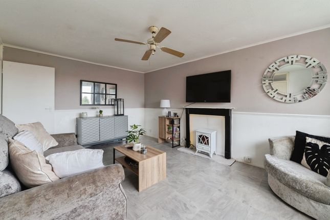 2 bed property, in Coronation Avenue, £130,000