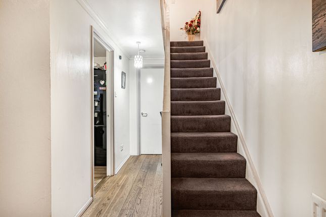 2 bed property, in Archer Square, £350,000