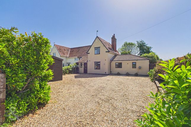 4 bed property, in Hall Road, £450,000
