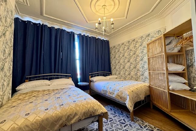 2 bed property, in Cricklewood Lane, £280,000