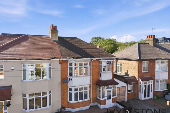 3 bed property, in Essex Road, £650,000