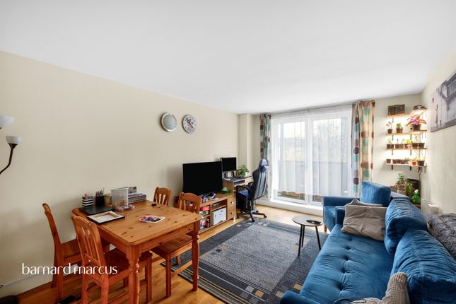 2 bed property, in Peckham Grove, £300,000