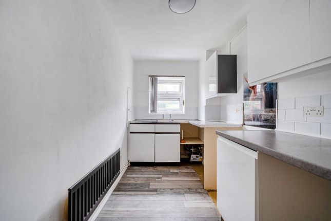 1 bed property, in Mead Close, £95,000