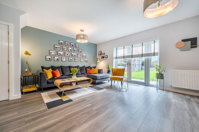 4 bed property, in Holmesley Road, £725,000