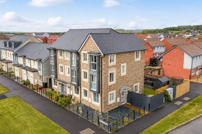3 bed property, in Nimbus Road, £285,000