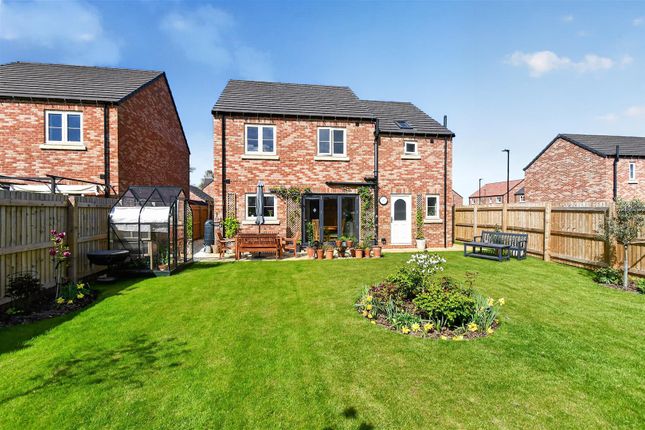 3 bed property, in Broad Ford Drive, £495,000